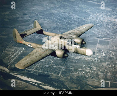 NORTHROP P-61 en vol. Northrop P-61 Black Widow, pilote de chasse de nuit avait l'opérateur radar, et l'artilleur. Banque D'Images