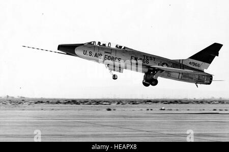 North American TF-100C (S/N 54-1966) le décollage. La TF-100C'était l'avion prototype de la F-100F. Développé en Amérique du Nord les deux places version formateur sur la spéculation, sans frais pour l'USAF. La seule TF-100C fut perdu dans un accident le 9 avril 1957. (U.S. Photo de l'Armée de l'air) Banque D'Images