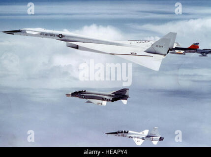 North American XB-70A Valkyrie en formation. (U.S. Photo de l'Armée de l'air) Banque D'Images