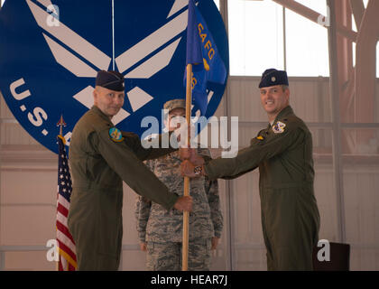 Le lieutenant-colonel Andrew Caggiano, 314e Escadron de chasse commandant, accepte la 314FS guidon depuis le colonel Jeffrey Jenssen, 54e commandant du Groupe de chasse dans le cadre de la 314e cérémonie d'activation FS à la base aérienne de Holloman, N.M., le 14 juillet. Caggiano a obtenu son diplôme avec distinction militaire de l'United States Air Force Academy en 1997. Il a obtenu son brevet de pilote à Euro-NATO Joint Jet Pilot Training en 1999 à Sheppard Air Force Base, Texas. Il est un pilote de commandement avec plus de 1 850 heures dans le F-16 Fighting Falcon. La mission de la 314FS est de produire les plus grands pilotes de F-16 Fighting Falcon Banque D'Images