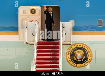 Le président Barack Obama waves 'au revoir' de la porte de 'Air Force One' avant de partir de Joint Base Andrews, dans le Maryland, pour un voyage à New York, le 4 mai 2015. Avant le départ, Obama a reconnu une formation d'aviateurs de l'Escadron Logistique présidentielle la 89e Escadre de transport aérien, et déplacé à travers deux formations à quatre colonnes, secouant la main de l'Aviateur de chacun. Le conseiller-maître Sgt. Kevin Wallace/) Banque D'Images