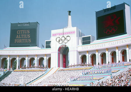 La tour de la flamme olympique de la Los Angeles Coliseum le jour de la cérémonie d'ouverture de l'Jeux olympiques d'été de 1984. Banque D'Images