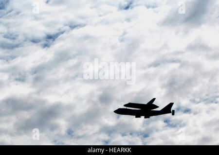 La NASA Navette 747 avions de transport aérien avec la navette spatiale Discovery monté au sommet vole dans toute le ciel de la région de la capitale nationale, le 17 avril, dans le cadre de la navette dernier voyage dans l'air. L'avion a atterri à l'aéroport International Washington Dulles Airport de Sterling, Virginie avant son transfert dans le National Air and Space Museum Discovery terminé 39 missions, a passé 365 jours dans l'espace, en orbite autour de la terre 5 830 fois, et a parcouru 148 221 675 kilomètres. Airman Senior Steele C. G. Britton) Banque D'Images