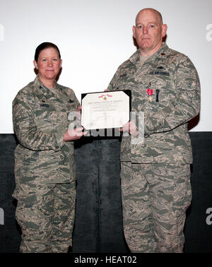 Le colonel Tracey Hayes, 90e Escadre de missiles, présente le Major Kevin Barber, 90e Groupe d'entretien chef d'assurance qualité, avec une étoile de Bronze Medal certificate 10 Février, 2015, pour ses réalisations en tant qu'officier des opérations de l'escadron et de conseiller lorsqu'il est engagé dans des opérations contre une force armée adverse à Kandahar, en Afghanistan, du 8 octobre 2013, pour le 7 septembre 2014. Salon de coiffure en matière de leadership et du mentorat doublé le nombre de dossiers de formation de l'Afghanistan, faisant passer le nombre de mainteneurs qualifiés de zéro à 36 et directement atteint l'objectif de la construction d'une maintenance autonome capabi Banque D'Images