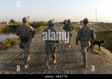 Les soldats de l'armée américaine de société Delta, 2e Bataillon, 8e de cavalerie, 1 Brigade Combat Team, 1re Division de cavalerie transporter les fournitures en bas de la route qui sera utilisée lors de l'opération Colt dans Taji, Irak, le 17 septembre. Banque D'Images