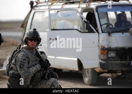 Le sergent de l'armée américaine. Benjamin B. Marshall avec la troupe de l'Ours, 8e Escadron, 1e régiment de cavalerie mans un point de contrôle de la circulation le long de la Route 4, de Spin Boldak, Afghanistan, 12 janvier. (Marine Corps photo/Tech. Le Sgt. Francisco C. Govea II) Banque D'Images