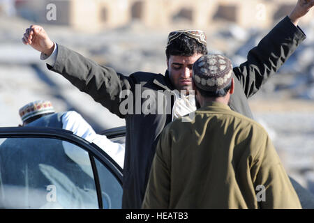 Les agents de la police nationale afghane conduite d'un véhicule et les recherches de l'occupant à checkpoint 7, Spin Boldak, Afghanistan, 9 janvier. La mission de l'ANP est de maintenir la loi et l'ordre dans l'ensemble et d'appuyer le gouvernement de la République islamique d'Afghanistan. Tech : Sgt. Francisco C. Govea II) Banque D'Images