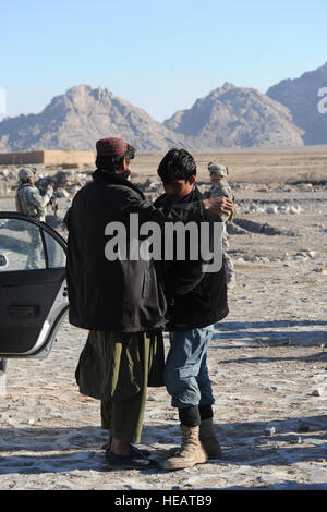 Les agents de la police nationale afghane conduite d'un véhicule et les recherches de l'occupant à checkpoint 7, Spin Boldak, Afghanistan, 9 janvier. La mission de l'ANP est de maintenir la loi et l'ordre dans l'ensemble et d'appuyer le gouvernement de la République islamique d'Afghanistan. Tech : Sgt. Francisco C. Govea II) Banque D'Images