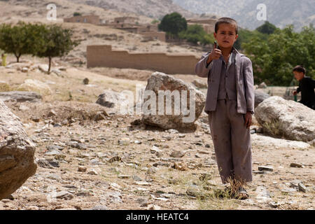 (La province de Kapisa, en Afghanistan) un garçon afghan local donne aux membres le service américain 'thumbs-up' lors d'une récente patrouille à pied à l'extérieur de l'école Malakar nouvellement construit dans le village d'Durnama. L'Équipe de reconstruction provinciale effectue régulièrement des missions dans Kapisa Kapisa d'interagir et de s'engager avec les dirigeants locaux. L'EPR a pour mission de stabiliser la région en les autorisant à prendre soin, éduquer, d'employer et de protéger leur peuple à travers la construction d'infrastructures de base et d'encadrement. Tech. Le Sgt. Lois Joe, USAF / relâché) Banque D'Images