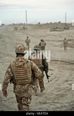 Soldats Anglais de B, Vol 27 Squdron, Régiment de la Royal Air Force, effectuer une patrouille à pied près de l'aérodrome de Kandahar, en Afghanistan, le 2 janvier. Tech. Le Sgt. Efren Lopez Banque D'Images