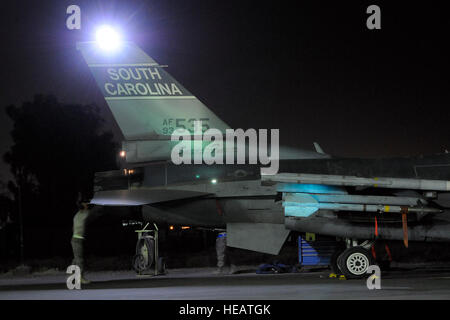 Les chefs d'équipage avec le 169e Escadron de maintenance des aéronefs à McEntire Joint National Guard Base, S.C., se préparer à lancer un F-16 Fighting Falcon pour une mission de nuit à partir d'une base commune, Balad Iraq le 29 juin. La 169e Escadre de chasse à McEntire envoyé F-16's, pilotes, spécialistes de l'entretien, et du personnel de soutien à l'étranger pour sa première grande opération de combat depuis 2003, lorsque l'unité déployée à l'opération Iraqi Freedom et a effectué plus de 400 missions de combat. La FW 169 est maintenant un "associé" Active l'aile. Cette entente unique avec le FW 20 chez Shaw AFB embeds 150 aviateurs en service actif avec le FW 169 à M Banque D'Images