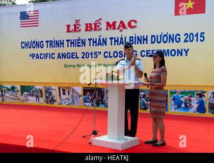 U.S. Air Force, le général Kevin Pottinger, assistant de mobilisation pour le commandant, Pacific Air Forces, Joint Base Harbor-Hickam Pearl, Washington, se réjouit de l'armée américaine, les ingénieurs de l'Armée populaire du Vietnam et les professionnels au cours de la cérémonie de clôture à Binh Thanh Dong l'école primaire, Quang Ngai, au Vietnam, le 30 mars 2015. PACANGEL l'opération est d'une force totale, conjoint et combiné d'aide humanitaire menées par les États-Unis Pacific Air Forces. L'opération favorise l'interopérabilité entre les militaires des États-Unis, pays hôte et multilatérales organisations militaires et civiles. Le s.. Tong Duon Banque D'Images