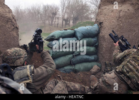 La FPC. Ben Bradley (à gauche), un bouledogue, troupes de scouts peloton rouge 7e Escadron, 10e Régiment de cavalerie, tire un M249 Squad arme automatique qu'il reçoit à l'arme lourde, en tant que scout Sgt. Jeff Sheppard, prêt à recharger son lance-grenades M-203, au cours d'une mission de combat dans le nord de Bala Murghab Valley, dans la province de Badghis, l'Afghanistan, le 4 avril 2011, au cours de l'opération sable rouge. La mission a été un succès et plusieurs installations d'insurgés ont été détruits. Cependant, Bradley, Sheppard, U.S. Air Force Tech. Le Sgt. Kevin Wallace, U.S. Navy Maître de 3e classe Ryan Lee et son armée worki Banque D'Images