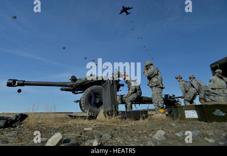 Affecté au 2e Bataillon de parachutistes, 377e Régiment d'artillerie parachutiste de l'Infanterie, 4e Brigade Combat Team (Airborne), 25e Division d'infanterie de l'armée américaine, l'Alaska, déplacer un pion d'artillerie en position de tir parachutistes, effectuer un aérolargage de Malemute drop zone at Joint Base Elmendorf-Richardson, Alaska, le vendredi 20 mars 2015, au cours de l'opération Valkyrie spartiate. Soldats tenaient la zone de largage et agressé les objectifs tout en éléments de la brigade de parachutistes du 2e Bataillon, 377e Régiment d'artillerie tiré howitzers de 105 mm. Justin Connaher) Banque D'Images