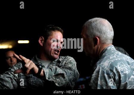 U.S. Air Force le général commandant de l'AFSOC Donald C. Wurster est informé par le sous-commandant de groupe, 1e Groupe d'opérations spéciales le colonel Ben McMullen alors que l'ensemble des visites avec ses troupes à l'aéroport international Toussaint Louverture, Port-au-Prince, Haïti, le 27 janvier lors de l'opération réponse unifiée. Ministère de la défense d'actif ont été déployés dans le but d'aider à l'effort de secours en Haïti après un séisme de magnitude 7 qui a frappé la ville le 12 janvier. Banque D'Images