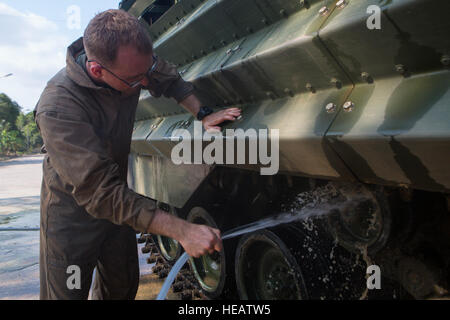 Le Corps des Marines des États-Unis. Kendrick Helms lave la boue sous les voies d'un AAV-P7/A1 véhicule d'assaut amphibie, le 14 février 2016, au camp d'AAV thaïlandais à Chonburi, Thaïlande. Marines avec la Compagnie Alpha, l'Équipe de débarquement du bataillon 1er Bataillon 5ème Marines, 31e Marine Expeditionary Unit sont en Thaïlande pour l'or Cobra 16. CG16 est un thaï-AMÉRICAIN co-parrainé l'exercice qui représente la longue amitié entre les peuples américains et thaïlandais. Helms, originaire de Elko, Nevada, est un homme d'équipage d'AAV avec Alpha Co., BLT 1/5, 31e MEU. Lance le Cpl. Carl King Jr. Banque D'Images