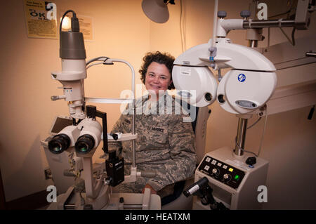 Le colonel Annette Williamson se trouve dans son lieu de travail à Wilford Hall centre de chirurgie ambulatoire, 5 février 2013. La plus récente promotion Williamson fait d'elle la première femme optométriste dans l'histoire de la United States Air Force à tenir le rang de colonel. Le s.. Corey crochet) Banque D'Images