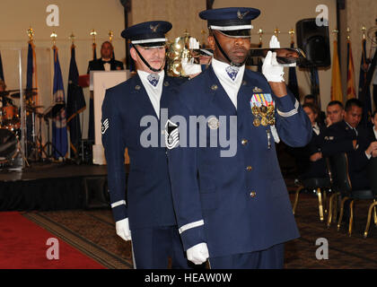 SCOTT AIR FORCE BASE, dans l'Illinois -- les aviateurs de l'U.S. Air Force après l'équipe de drill l'Air Mobility Command sabre de cérémonie à la table au cours de l'ordre de l'épée de cérémonie vendredi Scott. Le général Arthur J. Lichte, commandant de l'AMC, est le neuvième récipiendaire de l'Ordre des CMA l'épée. Le s.. Paul Villanueva II) Banque D'Images