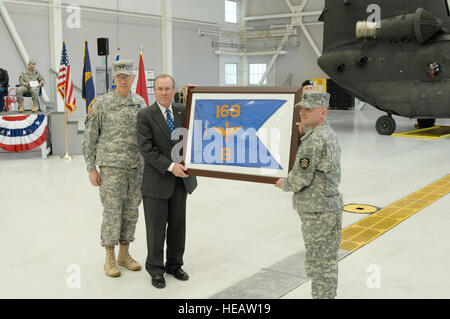 Le capitaine John Hoffman, commandant de la Garde nationale de l'Oregon 1, le détachement de la Compagnie Bravo, 168, l'aviation (à droite), présente l'unité's guidon à l'Oregon Gov. Ted Kulongoski pendant l'unité de mobilisation du 5 juin cérémonie à la facilité de soutien d'aviation de l'armée no 2 à Pendleton, Oregon, le Général Raymond F. Rees, l'adjudant général, de l'Oregon, est de gauche. Comme il est de coutume avec les unités de l'Oregon qui se déploient, le gouverneur affiche Det. 1, B-Company, 168e Aviation guidon dans son bureau personnel à la capitale de l'Etat jusqu'à ce que le retour des soldats. Soixante-trois membres de l'unité va bientôt partir fo Banque D'Images