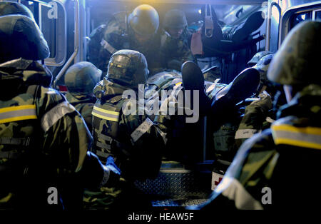 Les membres du 51e Groupe médical facilité une victime simulée d'une ambulance au cours de l'exercice de l'état de préparation opérationnelle Beverly Bulldog 14-01 à Osan Air Base, République de Corée, le 20 novembre, 2013. Bien que tous les aviateurs sont enseignées une mesure d'aide et de soins, de contacts personnel médical continuent d'être le point central pour la préservation de la vie, l'intégrité et de la vue. Le s.. Sara Csurilla) Banque D'Images