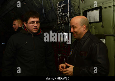 La BASE AÉRIENNE DE POWIDZ, Pologne - (gauche) Patryk Staniszewski, étudiant de deuxième année à la Zespol Szkol Technical High School s'entretient avec le colonel de l'US Air Force Matthew Willis, attaché de l'air à la Pologne, au cours d'une tournée de sensibilisation communautaire d'un C-130J Super Hercules à Powidz Air Base, Pologne, le 8 mars 2013. Willis a visité la 33e Base de transport aérien pour l'accueil lors de l'exercice Screaming Eagle V, un exercice bilatéral États-Unis-polonaise visant à renforcer l'interopérabilité entre les États-Unis et la Pologne. Tech. Le Sgt. Kenya Shiloh)(1992) Banque D'Images