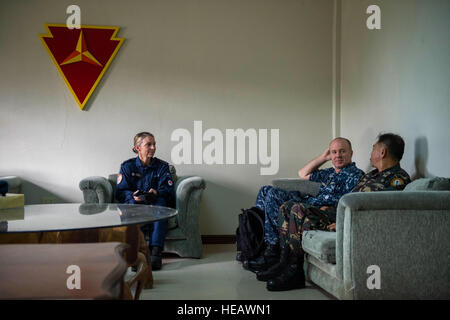 PROVINCE DE CAPIZ, Philippines (28 juillet 2015) Royal New Zealand Air Force Wing Cmdr. Jennifer Atkinson, (à gauche), le Partenariat du Pacifique 2015 chef d'état-major de la Marine, le lieutenant Cmdr. Ray Owens (milieu), de San Antonio, et le lieutenant-colonel de l'Armée Philippine Joel Diamante, le commandant du Camp de Peralta, Hôpital de la station ont une conversation au Camp Peralta lors d'un événement du forum des femmes dans le cadre de la PP15. Les dirigeants de l'armée philippine à partir de la 3ème Division d'infanterie a accueilli l'événement à l'appui du Plan d'Action National sur les femmes, la paix et la sécurité. Le navire-hôpital USNS Mercy (T-AH 19) est en ce moment à la Philip Banque D'Images