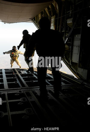 Les commandos de l'air de l'US Air Force à partir de la 321e Escadron tactique spéciale une préforme de faible à haute altitude technique parachutisme d'ouverture, le 27 février 2015, près de Sculthorpe, Angleterre. La tactique des aviateurs de maintenir leurs compétences tactiques sur l'insertion dans les zones de combat en effectuant régulièrement des exercices de saut. Victoria H. Taylor Banque D'Images