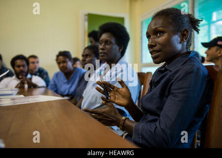 ARAWA, de la région autonome de Bougainville, en Papouasie-Nouvelle-Guinée (1 juillet 2015) Tracy, le Tsiroats chef du Centre médical d'Arawa, agent de vulgarisation effectue un échange d'experts en la matière d'obstétrique avec les médecins de la Marine au cours d'un engagement de santé communautaire à la clinique dans le cadre du Partenariat du Pacifique 2015. Le personnel médical ont discuté des moyens d'améliorer les techniques de soins infirmiers sur les soins prénatals et l'accouchement. La miséricorde est en ce moment à la Papouasie-Nouvelle-Guinée pour sa deuxième mission port de PP15. Partenariat du Pacifique est dans sa 10ème itération et est la plus grande rencontre annuelle l'aide humanitaire multilatérale et la r Banque D'Images