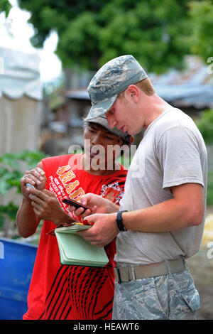 U.S. Air Force 1er lieutenant Kory Carpenter, l'unité pacifique 14-6 agente de projet chargé de la 374e Escadron de génie civil, Yokota Air Base, Japon, coordonne avec un entrepreneur philippin à Buyong Elementary School à Barangay Maribago, Lapu-Lapu City, Philippines 18 juin 2014. L'unité du Pacifique est un programme d'action civique d'ingénierie bilatérales menées dans la région Asie-Pacifique en collaboration avec le personnel militaire de la nation hôte. Aviateurs de la SCÉ 374a passé 31 jours la construction de deux salles de classe et la rénovation des services publics dans toute l'école. Le s.. L'Amber E. N. Jacobs Banque D'Images