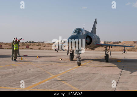 Le Pakistan un signal aviateurs pilote dans un avion de Mirage au cours de la Falcon Air Meet 2010 compétition scramble alerte à la base aérienne de Royal Jordanian Azraq, Jordanie, 20 octobre 2010. Les Etats-Unis, la Jordanie et le Pakistan ont participé au Falcon Air Rencontrez d'améliorer les relations militaires et opérations aériennes conjointes. Tech. Le Sgt. Wolfram M. Stumpf Banque D'Images