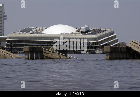 Le Riverboat Palace Casino à Biloxi, Mississippi, montre des dommages importants causés par l'ouragan Katrina, un ouragan de catégorie 4 qui a frappé la côte du Golfe avec des rafales de vent de plus de 140 km/h, causant des destructions généralisées, des pannes de courant et le déplacement des résidents. Banque D'Images