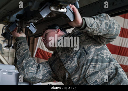 Benjamin Senior Airman chemin Wilsey, 80e Unité de maintenance d'aéronefs de la charge d'armes membre d'équipage, inspecte un F-16 Fighting Falcon au cours du quatrième trimestre de la concurrence chargement d'armes le 9 janvier 2015 à Kunsan Air Base, République de Corée. Deux équipages de charge, un de la 80e et un de l'UMA UMA 35e, ont été chargés d'un chargement simultané AIM-9 L/M air-air et deux bombes GBU-38 sur une BRU-57 rack bombe en moins de 30 minutes. Airman Senior Katrina Heikkinen Banque D'Images