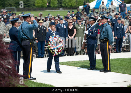 Le premier oiseau Dempsey, 87e Escadron des communications, commandant de l'escadrille des opérations promenades pour poser la première couronne pour le Tommy B. McGuire Foundation sous le P-38 Lightning dans le cercle de dodu pour le défilé de couronnes, cérémonie ici le 24 mai. Bird est originaire de Elverson, Pa. la gerbe est un hommage à ceux qui ont donné leur vie au service de notre pays. Les conférenciers invités étaient le Brigadier. Le général Scott P. Goodwin, U.S. Air Force, commandant du Centre de la Force expéditionnaire du Canada et le lieutenant-colonel Matthew M. Wilson, au New Jersey. State Police surintendant adjoint des enquêtes. La cérémonie a également comporté un Corps des Marines des États-Unis programme helicop Banque D'Images