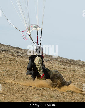 Un pararescueman déployés avec le 48e groupe expéditionnaire de la police aérienne islandaise de terres au cours de formation de saut près de l'aéroport international de Keflavik, 22 mai 2014. Les pararescuemen, couplé avec le C-130J Super Hercules de l'équipage, à l'U.S. Air Force F-15C Eagle pilotes en Islande de voyager plus loin sur l'Atlantique glacial en fournissant une réponse rapide de la force de secours. Tech. Le Sgt. Benjamin Wilson)(1992) Banque D'Images