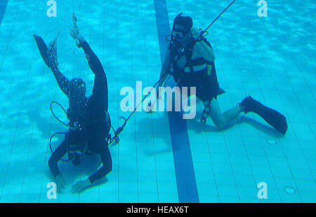 Un pararescuman du 320th Special Tactics Squadron observe un membre de la Royal Malaysian Air Force Paskau lors d'un cours de recherche et de récupération sous-marine dans le cadre de l'échange de formation Teak Mint 09-1 en Malaisie. Banque D'Images
