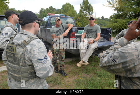 Shannon Ritch, artiste martial, mixte et Robi Pouvoirs, American 300 fondateur, parle avec les gardes-chasse du 2e Escadron des Forces de sécurité à la base aérienne de Barksdale, en Louisiane, le 10 septembre, 2015. Ritch et pouvoirs visité divers aviateurs autour de Barksdale pour discuter de la résilience et de la façon dont il est modelé dans les hommes, ils sont aujourd'hui et comment ils perçoivent le monde. (U.S. Air Force Photo/Navigant de première classe Mozer O. Da Cunha) Banque D'Images