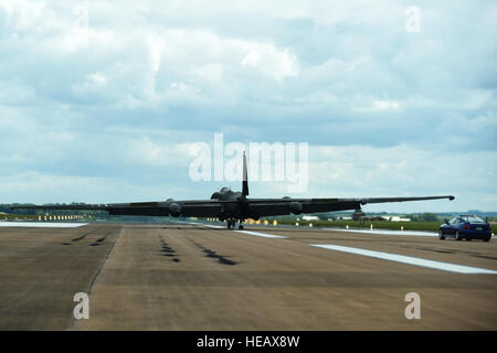 Un U-2 Dragon Lady, de Beale Air Force Base, Californie, atterrit à RAF Fairford, Royaume-Uni, le 9 juin 2015. Au cours d'un atterrissage, le pilote doit maintenir un équilibre optimal, sinon l'appareil peut basculer d'un côté. Le s.. Jarad A. Denton Banque D'Images