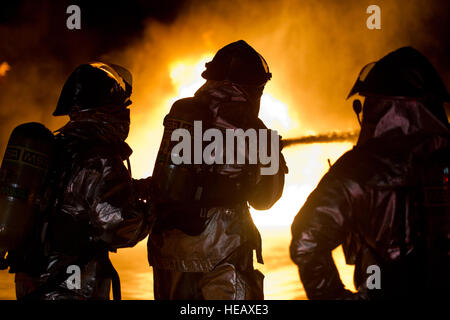 U.S. Air Force les pompiers du 433rd Squadron de Génie Civil, Lackland Air Force Base, Texas et la 512th escadron de Génie Civil, Dover Air Force Base, Del., réprimer un feu contrôlé au cours de la formation le 3 mai 2014, à Fort McCoy, Wisconsin (Etats-Unis) dans le cadre de l'exercice guerrier patriote. La réserve militaire des États-Unis de toutes les directions générales participent aux exercices combinés Patriot Warrior, Global Medic, Diamond, Sabre et CSTX en prévision de prochains déploiements dans des environnements. Le sergent-chef. Donald R. Allen Banque D'Images