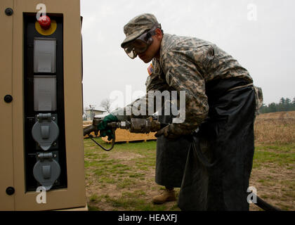 Circuit de l'armée américaine. William Colon, un spécialiste de l'approvisionnement de pétrole à partir de la 941e compagnie de quartier-maître, Salinas, Porto Rico, alimente un générateur qui fournit de la chaleur pour les tentes et des espaces de travail le 8 mai 2014, au cours de l'exercice guerrier patriote de Fort McCoy, Wisconsin United States Military la réserve de toutes les directions générales participent aux exercices combinés Patriot Warrior, Global Medic, Diamond Sabre et CSTX en prévision de prochains déploiements dans des environnements. Le s.. Joseph Araiza Banque D'Images