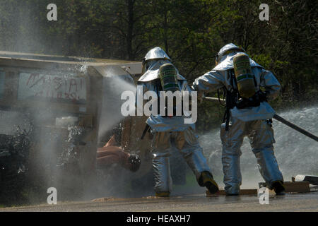 Les pompiers de l'US Air Force répondre à une simulation de véhicule dispositif explosif le 10 mai 2014, attaque de Fort McCoy, Wisconsin (Etats-Unis), dans le cadre de l'exercice guerrier patriote de 2014. La réserve militaire des États-Unis de toutes les directions générales participent aux exercices combinés Patriot Warrior, Global Medic, Diamond, Sabre et CSTX en prévision de prochains déploiements dans des environnements. Le sergent-chef. Donald R. Allen Banque D'Images