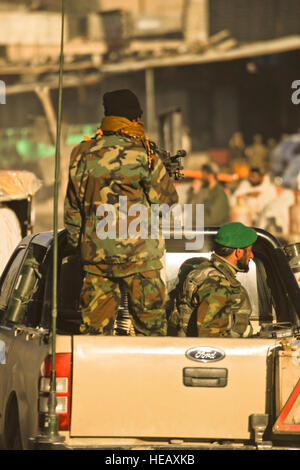 Les soldats de l'armée nationale afghane patrouillent dans les rues de Gereshk, dans la province d'Helmand, en Afghanistan, le 15 janvier 2010. Tech. Le Sgt. Efren Lopez) Banque D'Images