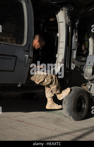 U.S. Air Force d'un membre de la 1re classe Rutledge Bronson, 41e Unité de maintenance d'hélicoptères expéditionnaire HH-60 Pave Hawk helicopter technicien hydraulique, complète un 50 heures sur un Pave Hawk Air à Bagram, en Afghanistan, le 28 juin 2015. La 41e EHMU S'assurer de préparer des éperviers sur Bagram sont prêts pour le vol et les remettre à l'état de préparation d'une mission une fois qu'ils la terre. Tech. Le Sgt. Joseph Swafford Banque D'Images