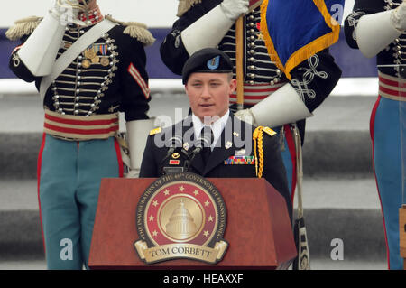 Le personnel de la Garde nationale de Pennsylvanie participe à la présentation des couleurs lors de l'investiture du gouverneur de l'État, accomplissant des tâches cérémonielles et observant les traditions militaires. Banque D'Images