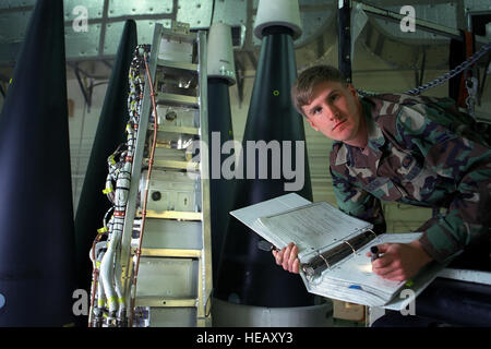 Côté gauche vue avant, plan moyen d'aviateurs de l'USAF Shane Eastmen de première classe. A1C Eastman est un spécialiste de l'arme nucléaire dans le 576 e Escadron d'essais en vol (FLTS). En tant que membre de l'équipe de soldat, il inspecte les différents composants et construit des systèmes de RV/RS pour le soldat de missile. Banque D'Images