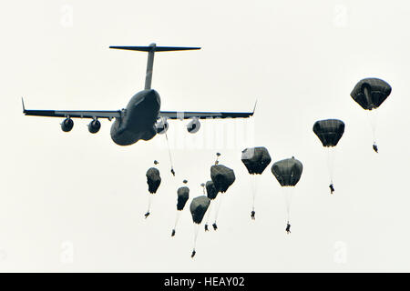 Des centaines de parachutistes de l'armée hongroise's 2e Régiment des Forces spéciales, le Polonais 6e Brigade aéroportée, la Roumanie 6e Brigade d'opérations spéciales, et l'armée américaine 173e Brigade aéroportée, quitter un C17 Globemaster III sur Juliet Drop Zone à Pordenone, Italie dans le cadre de l'unité Peacemaster, 17 octobre 2017. L'exercice combiné démontre la force multinationale de renforcement des capacités de la communauté dans l'air et les nations alliées aéroportées collectivement et se terminera par une cérémonie d'échange de l'aile. La 173e Brigade aéroportée de l'armée américaine est la force de réaction d'urgence en Europe, capable Banque D'Images