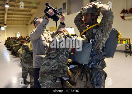 Le sergent de l'armée américaine. 1re classe Niki Shumpert parachutistes, affecté à la 173e Brigade aéroportée, Bataillon de soutien du personnel de l'inspection procède jumpmaster Le s.. L'équipement de l'Forchiney Alexis, un jumpmaster affecté à la 54e bataillon du génie, la 173e Brigade aéroportée , avant qu'une opération aéroportée à la base aérienne d'Aviano, en Italie le 19 octobre 2016, dans le cadre de l'unité Peacemaster formation. L'Unité interarmées multinationale Peacemaster est exercice de préparation y compris la participation de sept nations menant des missions sur trois pays, la présentation de plus de 2000 soldats et 20 gouttes lourdes. La 173e Airborne Banque D'Images