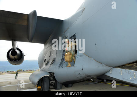 Le sergent de l'armée américaine. Alexis, un Forchiney jumpmaster affecté à la 54e bataillon du génie, 173e Brigade aéroportée, procède à l'inspection d'un aéronef préliminaire C17 Globemaster III, porte avant une opération aéroportée à la base aérienne d'Aviano, en Italie le 19 octobre 2016, dans le cadre de l'unité Peacemaster formation. L'Unité interarmées multinationale Peacemaster est exercice de préparation y compris la participation de sept nations menant des missions sur trois pays, la présentation de plus de 2000 soldats et 20 gouttes lourdes. La 173e Brigade aéroportée de l'armée américaine est la force de réaction d'urgence en Europe, capable de p Banque D'Images