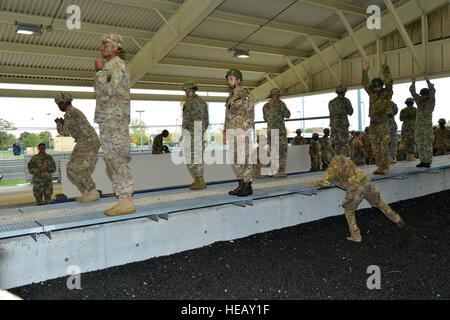 Les parachutistes de l'Armée américaine affecté à la 54e bataillon du génie, 173e Brigade aéroportée de l'Armée Italienne et répéter l'atterrissage en parachute chute à la base aérienne d'Aviano, en Italie, en préparation pour les opérations aéroportées à Juliet Drop Zone à Pordenone, Italie, le 19 octobre 2016 dans le cadre de l'unité Peacemaster formation. L'Unité interarmées multinationale Peacemaster est exercice de préparation y compris la participation de sept nations menant des missions sur trois pays, la présentation de plus de 2000 soldats et 20 gouttes lourdes. La 173e Brigade aéroportée de l'armée américaine est la force de réaction d'urgence en Europe, capables de projeter des re Banque D'Images