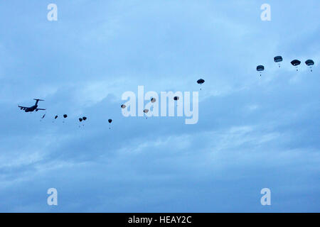 L'armée hongroise de parachutistes du 2 e Régiment des Forces spéciales, le Polonais 6e Brigade aéroportée, la Roumanie 6e Brigade d'opérations spéciales, et l'armée américaine 173e Brigade aéroportée, quitter un C17 Globemaster III sur Juliet Drop Zone à Pordenone, Italie dans le cadre de l'unité Peacemaster, 19 octobre 2016. L'exercice combiné démontre la force multinationale de renforcement des capacités de la communauté et de l'airborne airborne aux nations alliées. La 173e Brigade aéroportée de l'armée américaine est la force de réaction d'urgence en Europe, capables de projeter des forces n'importe où aux États-Unis, d'Afrique ou d'Europe Centra Banque D'Images
