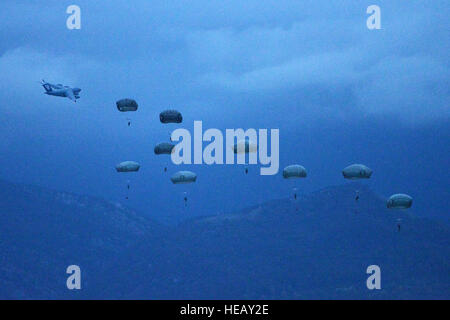 Des centaines de parachutistes de l'armée hongroise's 2e Régiment des Forces spéciales, le Polonais 6e Brigade aéroportée, la Roumanie 6e Brigade d'opérations spéciales, et l'armée américaine 173e Brigade aéroportée, quitter un C17 Globemaster III sur Juliet Drop Zone à Pordenone, Italie dans le cadre de l'unité Peacemaster, 19 octobre 2016. L'exercice combiné démontre la force multinationale de renforcement des capacités de la communauté dans l'air et les nations alliées aéroportées collectivement. La 173e Brigade aéroportée de l'armée américaine est la force de réaction d'urgence en Europe, capables de projeter des forces n'importe où aux États-Unis E Banque D'Images